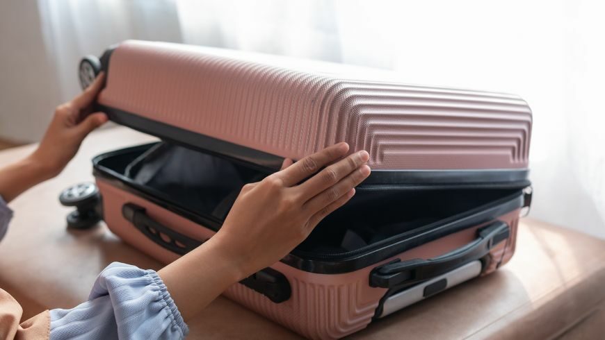 Valise minimaliste avec des articles de voyage respectueux de l'environnement