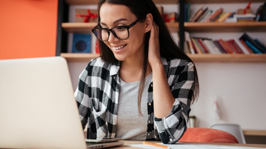 Personne recherchant des logements durables sur un ordinateur portable