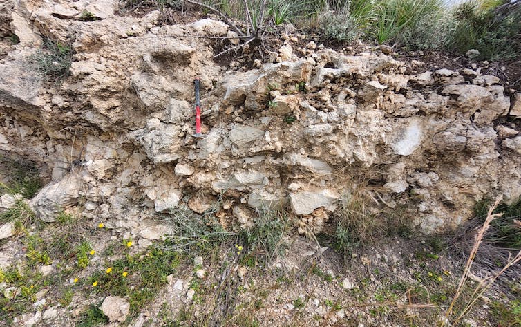 Terre rocheuse avec marteau