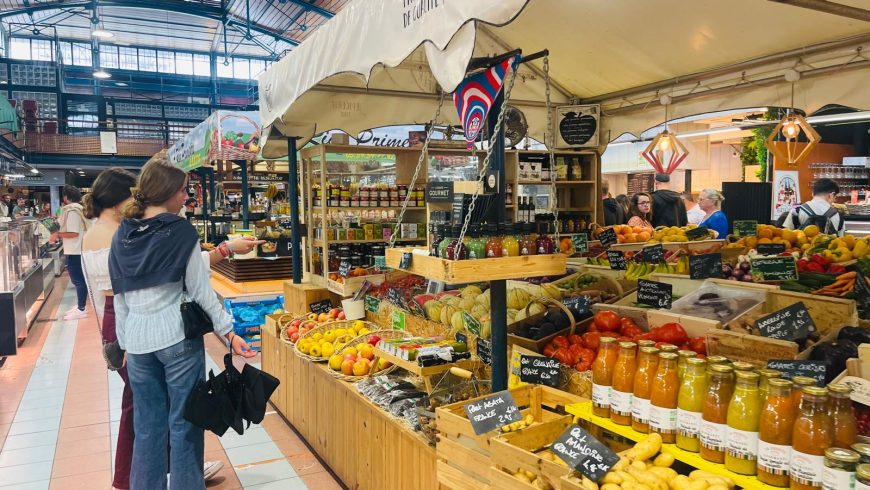 Produits frais et locaux au marché Les Halles à Bayonne