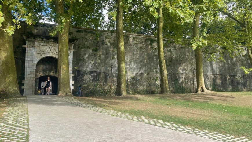 Murs anciens à l'entrée du Grand Bayonne