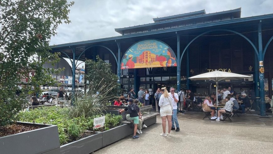 Le marché Les Halles, les plantes aromatiques et les tables de café