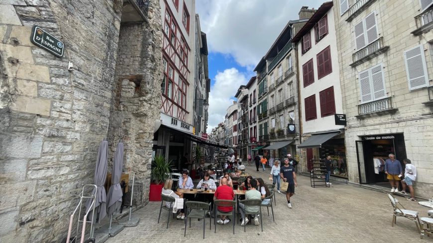 Tables dans les rues du centre-ville