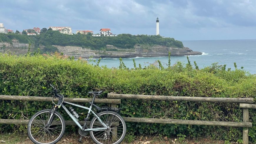 Bicyclé avec le phare de l'océan et de Biarritz en arrière-plan