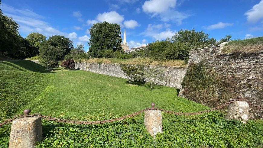Murs de Bayonne et espace vert environnant
