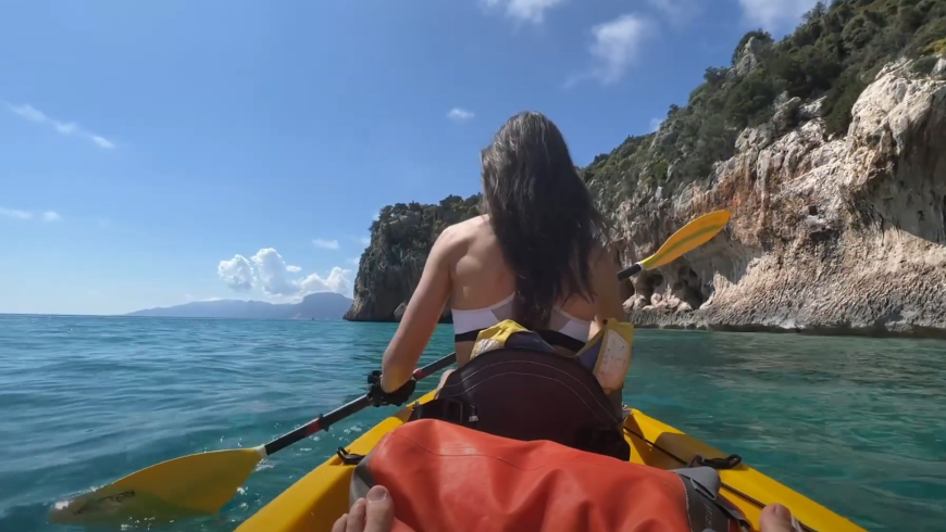 En déplacer la côte durable: le kayak de Cala Gonone à Cala Luna