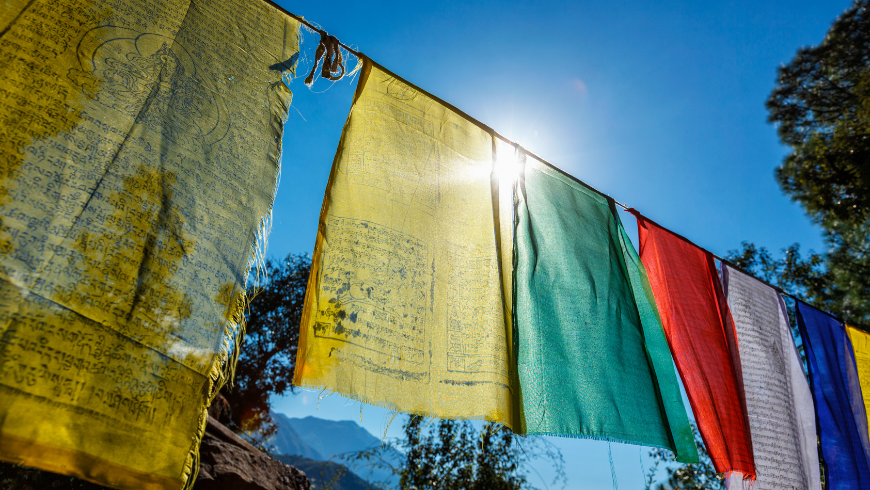 PRAINS DRACHS DU BOUDDHISME TIBETAN AVEC Mantra bouddhiste dessus