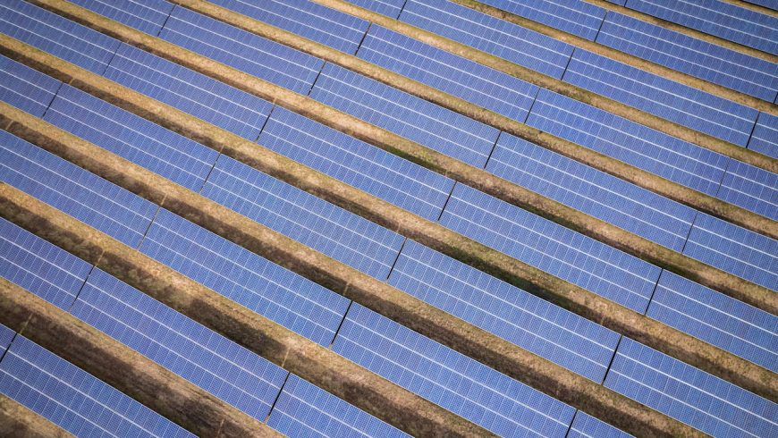 Panneaux solaires bleus en Caroline du Nord.