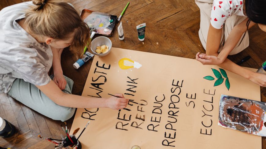 Filles dessinant sur un panneau publicitaire
