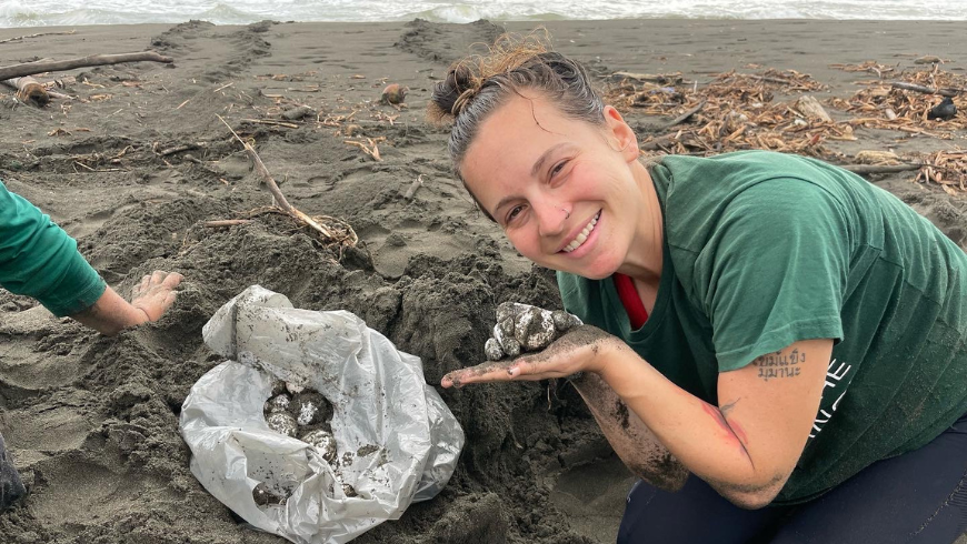 Bénévole travaillant avec le Turtle Love Project Costa Rica