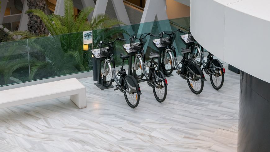 Local à vélos et transports alternatifs, l'une des 5 commodités durables que les clients apprécieront en 2025