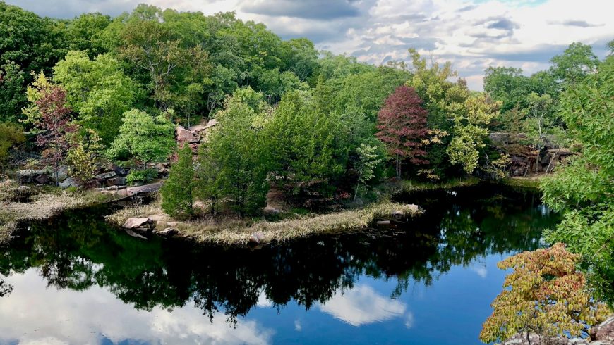 Rivière dans le parc national Elephant Rock, Ozarks, Missouri, verdure, arbres, ciel avec nuages ​​blancs