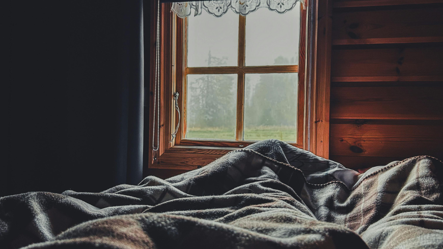 Une cabane tranquille dans les bois de Skåne, en Suède, pour un tourisme silencieux.