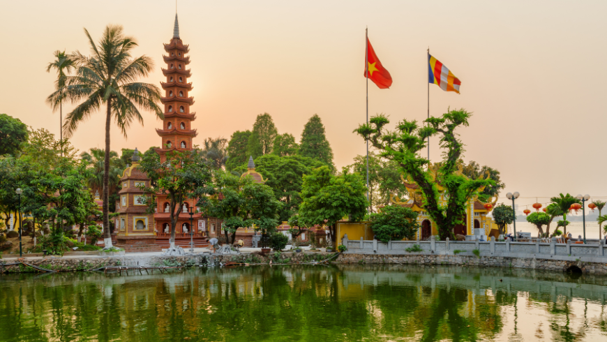 Vue du coucher du soleil sur la pagode Tran Quoc à Hanoi, Vietnam