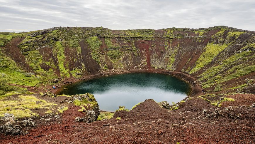 Lac de cratère Kerid dans le paysage pittoresque d'Islande