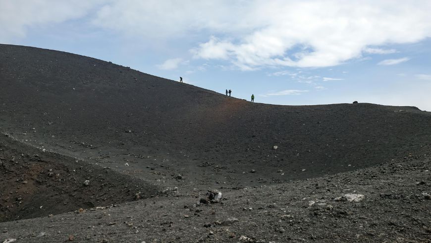 Randonneurs trekking à travers le paysage volcanique
