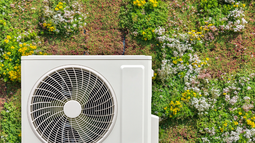 Pompe à chaleur économe en énergie sur un mur végétal