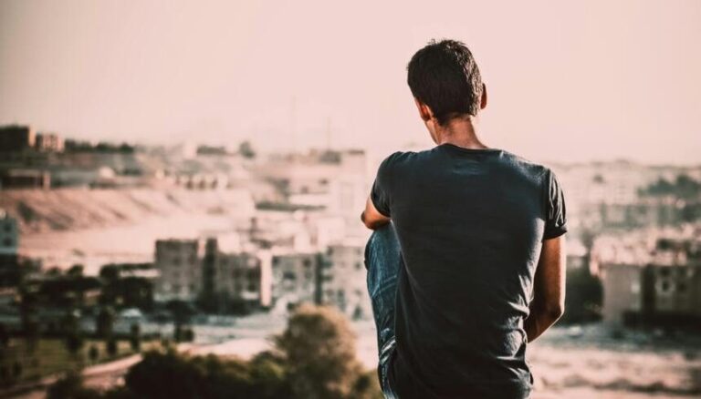 Rural ou urbain : quel chemin de relocalisation est réellement le plus respectueux de l'environnement ?