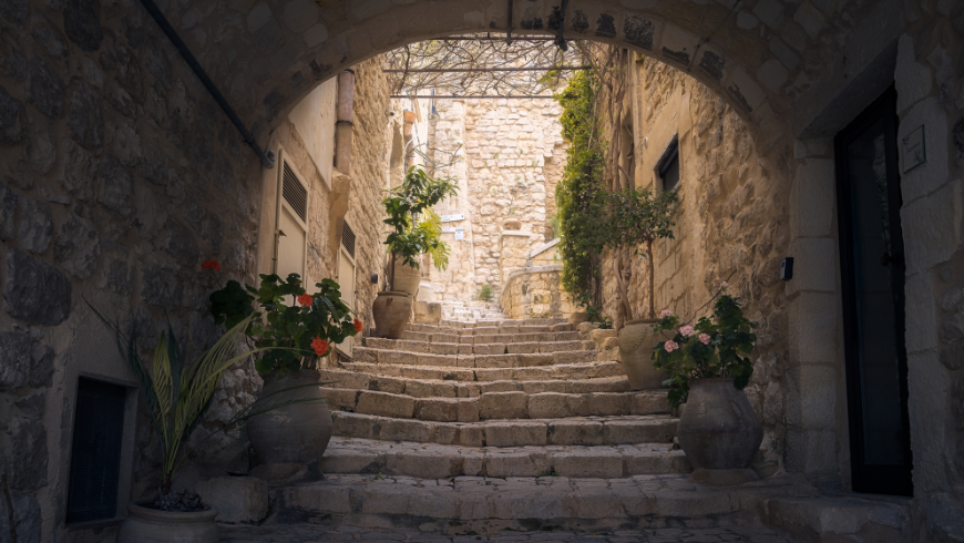 escalier sous une arche