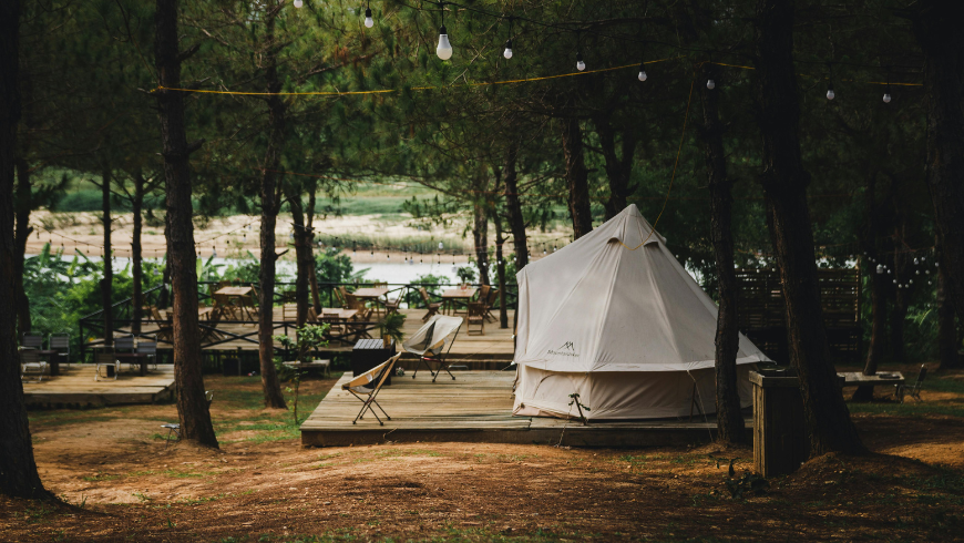 Site de glamping tranquille dans le paysage boisé de Kon Tum