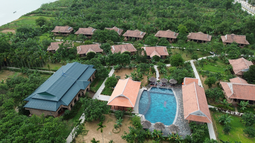 Hôtel écologique à la montagne avec chalets et piscine