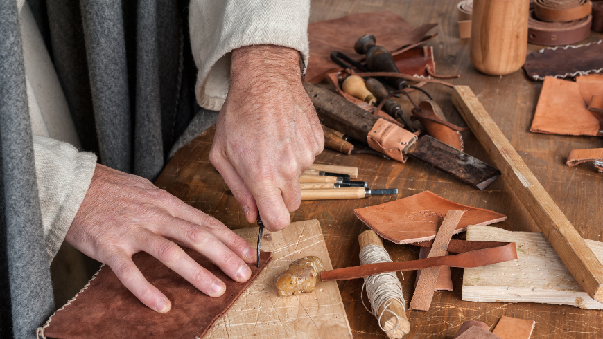 des mains qui travaillent le bois