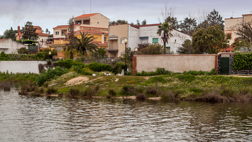 petite ville aux maisons colorées au bord de la rivière