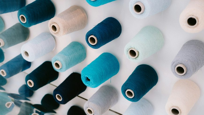 Bobines de fil recyclé utilisées pour la production de laine régénérée à Prato 