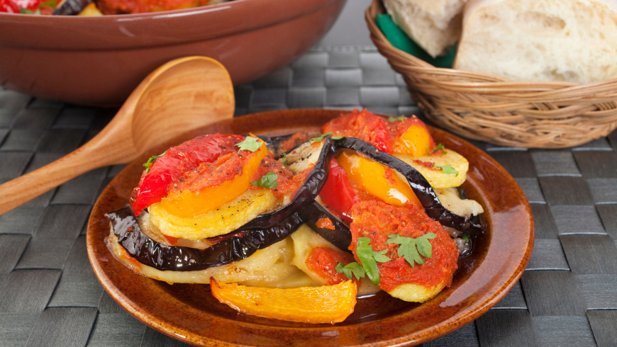 Plat traditionnel de tumbet majorquin avec légumes en couches