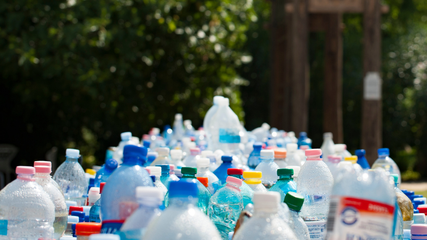 Bouteilles en plastique jetées ensemble, soulignant la pollution de l'environnement et la nécessité de réduire l'utilisation du plastique.