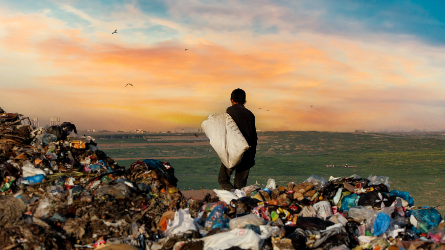 Homme debout au bord de la mer au coucher du soleil avec des déchets sur la plage, mettant en évidence la pollution plastique.