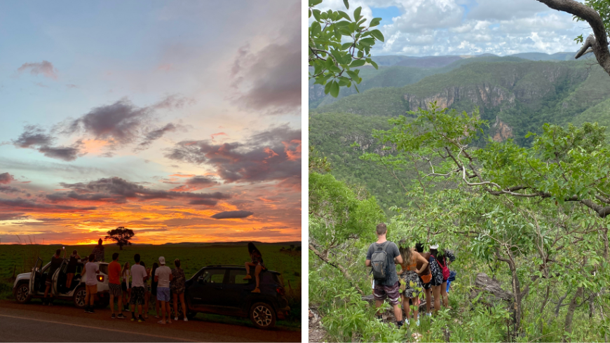 Excursion en groupe en voiture pour voir le coucher du soleil et un groupe de personnes au milieu du sentier à Chapada dos Veadeiros