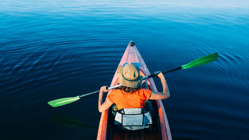 kayak le long de la côte méditerranéenne