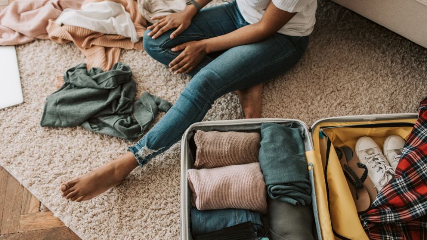personne faisant ses valises pour un voyage