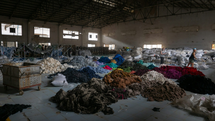 entrepôt de recyclage de textiles avec chutes de tissus dans le