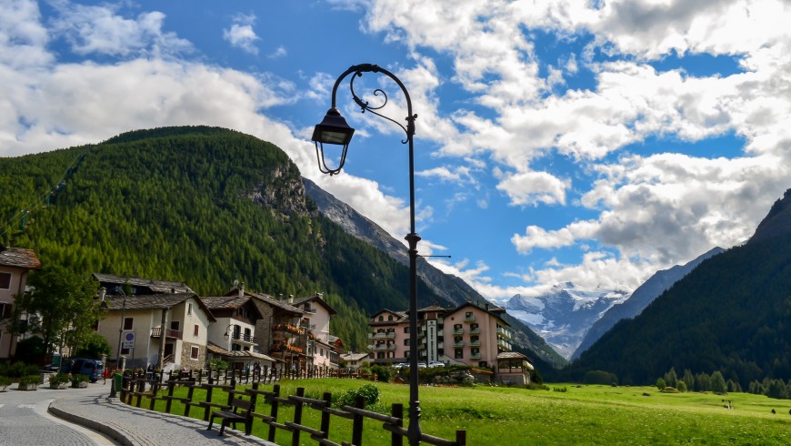 vue sur les montagnes et la maison 