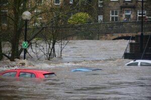 Les inondations liées au climat menacent de couper davantage de villes et de routes de banlieue en Angleterre