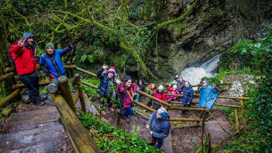 Groupe de personnes devant la cascade du Diable, près du village de Rotonda, Basilicate, Italie
