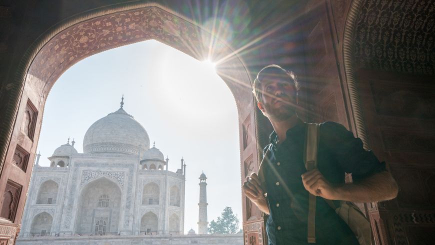 Jeune homme contemplant le célèbre Taj Mahal au lever du soleil, marchant et errant à l'intérieur du merveilleux monument
