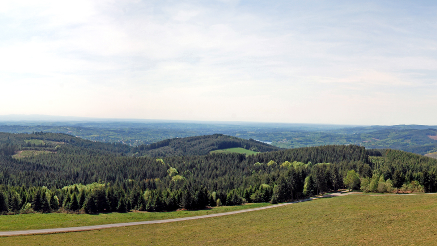 Paysage du parc régional de Millevaches avec forêts et collines dans la Creuse, France