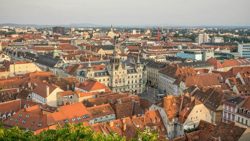 Centre historique de Graz en Styrie avec la rivière Mur et les parcs verdoyants 