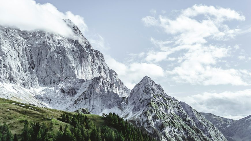 Paysage montagneux du Dachstein en Syrie avec randonnées et activités de plein air.