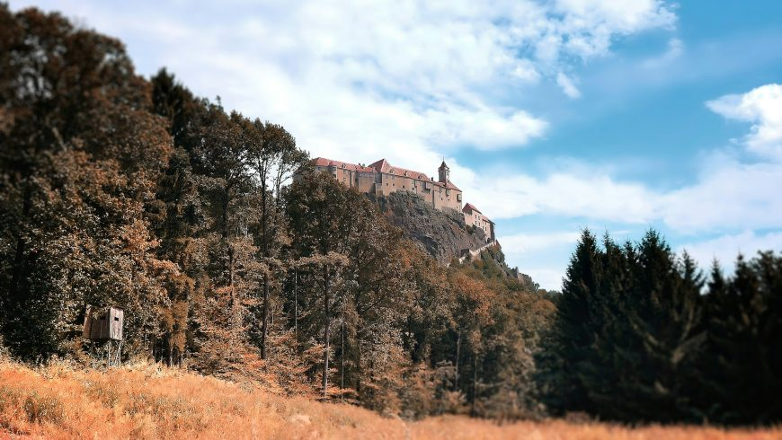 Château de Reigersburg sur une roche volcanique en Styrie, Autriche.
