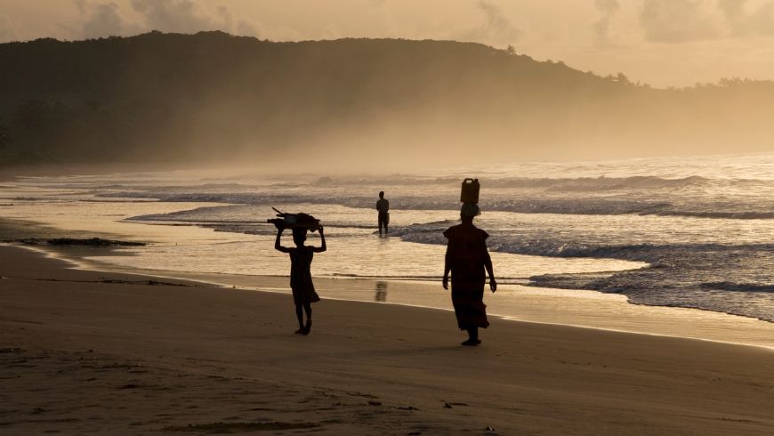 Gens marchant sur la plage au Ghana