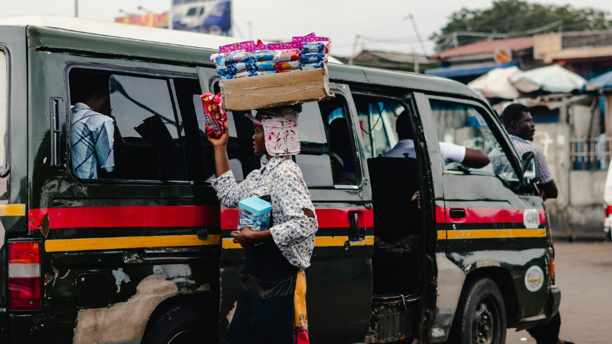 Transports publics en minibus Trotro dans la scène de rue du Ghana.