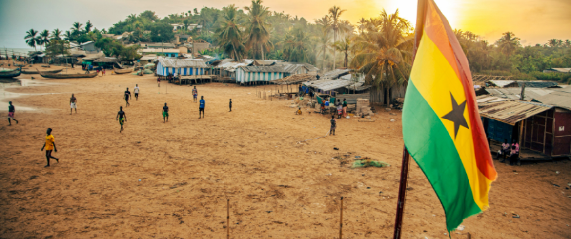 paysage de village du ghana avec drapeau du ghana voyage lent ghana