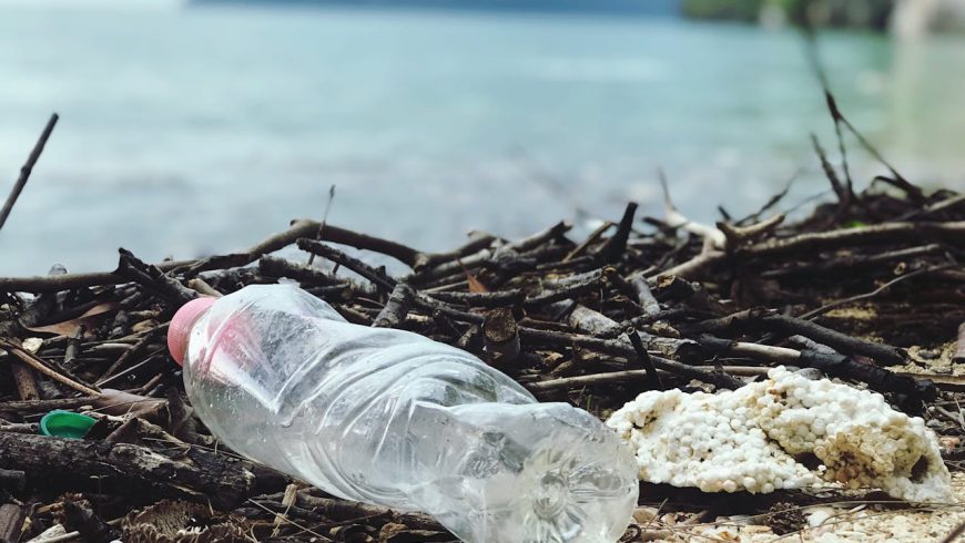 Bouteille en plastique, déchets plastiques, déchets de polystyrène sur une plage