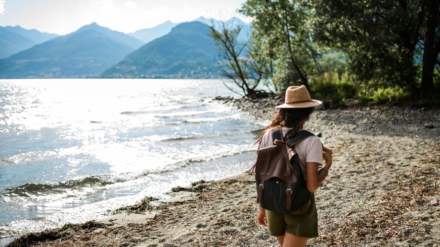 Voyage solo : fille marchant seule sur une plage