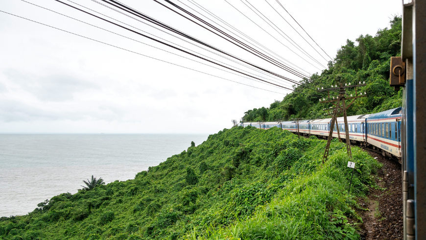 Itinéraire en train à travers la nature avec vue sur la mer