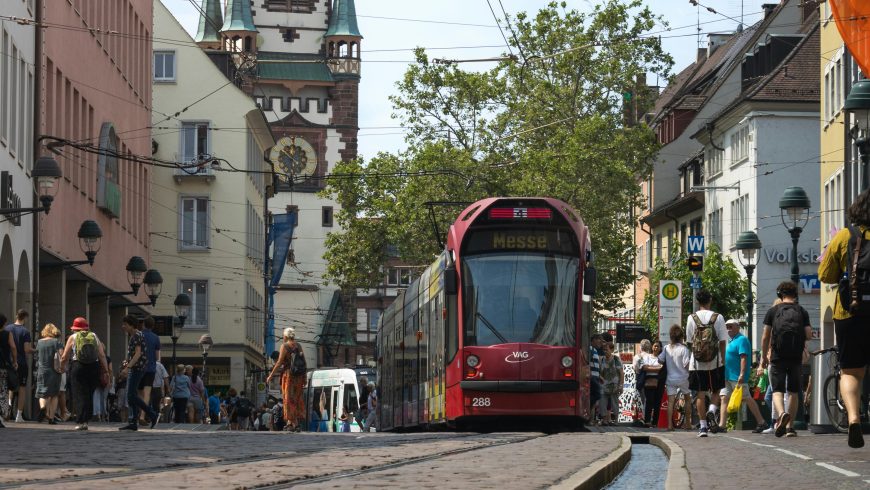 Ligne de tramway dans les rues du centre-ville historique de Fribourg. 